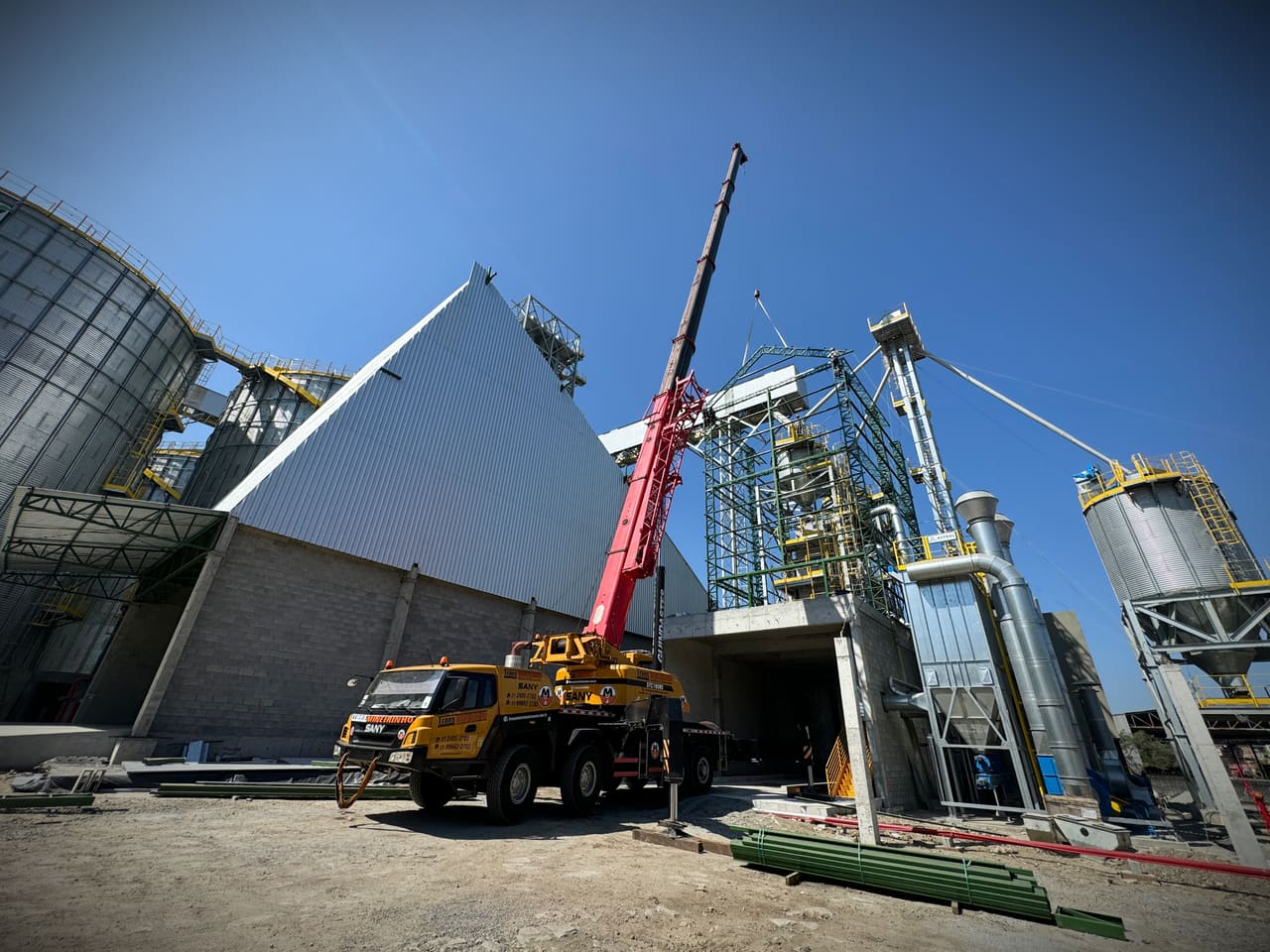 Guindaste da Trans Mineirinho posicionado em planta industrial com silos