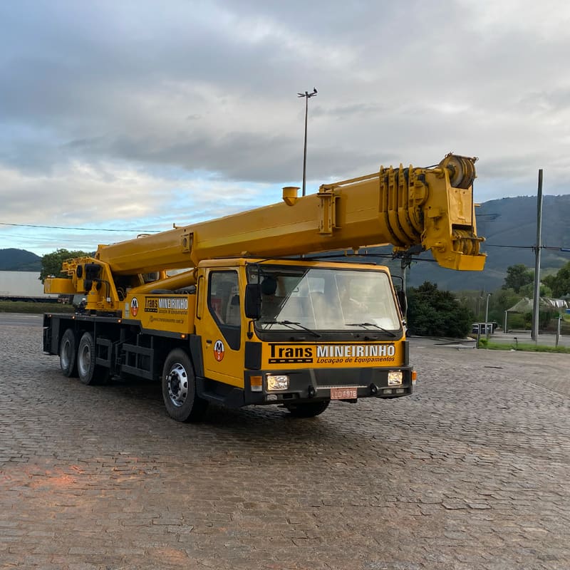 Guindaste de 30 toneladas da Trans Mineirinho com lança recolhida