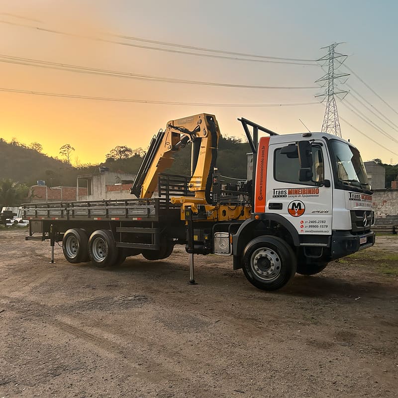 Caminhão munck da Trans Mineirinho ao fim da tarde