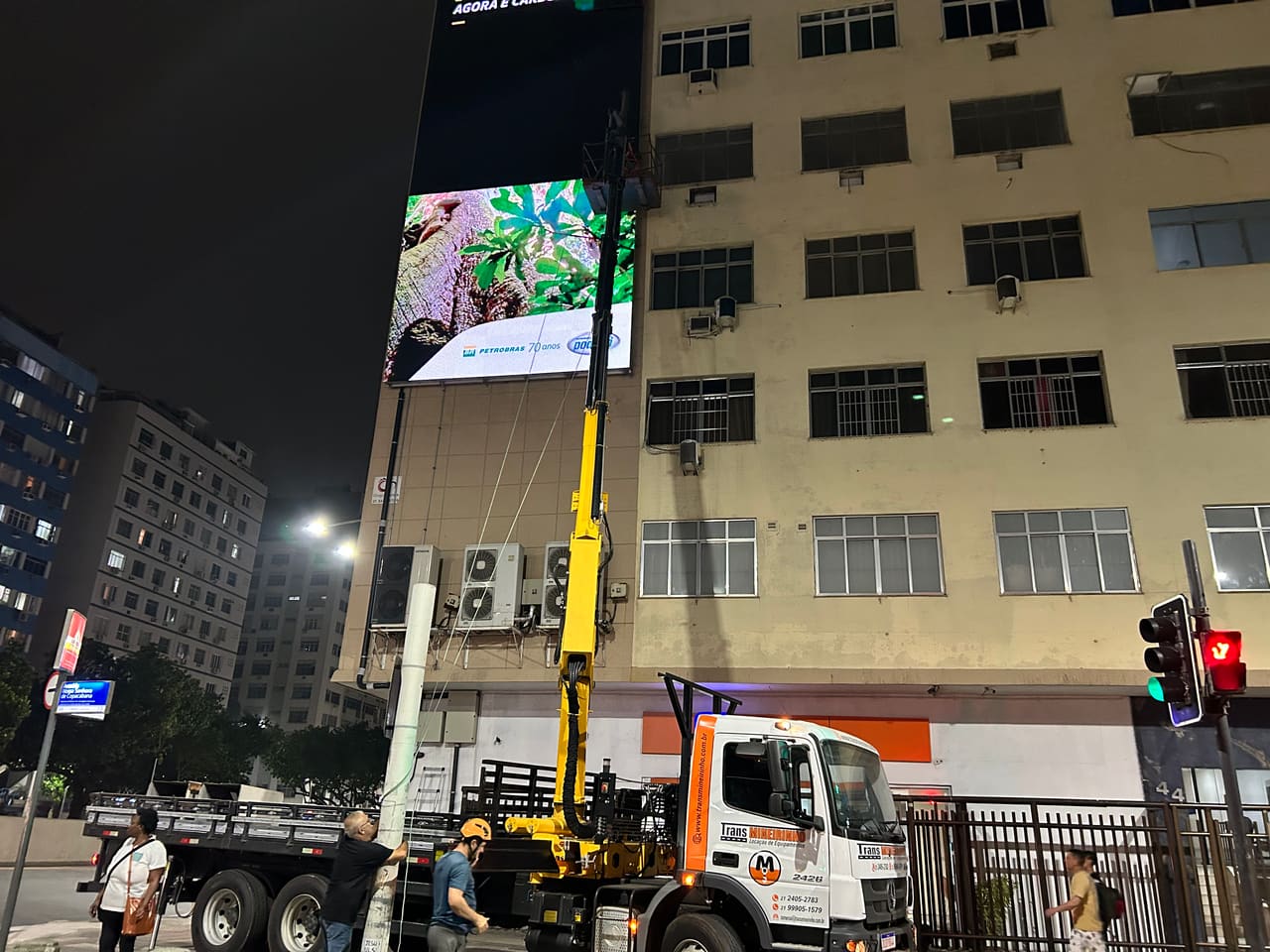 Operação noturna de içamento em via urbana no Rio de Janeiro