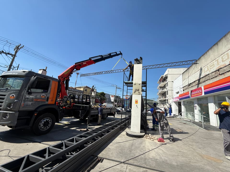 Munck içando peça de concreto em via urbana no Rio de Janeiro