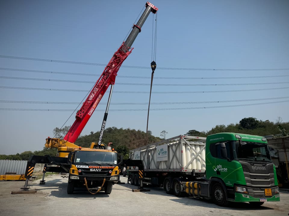 Guindaste Sany fazendo transbordo de carga entre carretas
