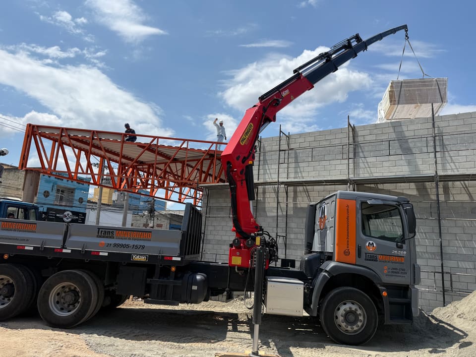 Içamento de treliça metálica sobre muro em operação da Trans Mineirinho